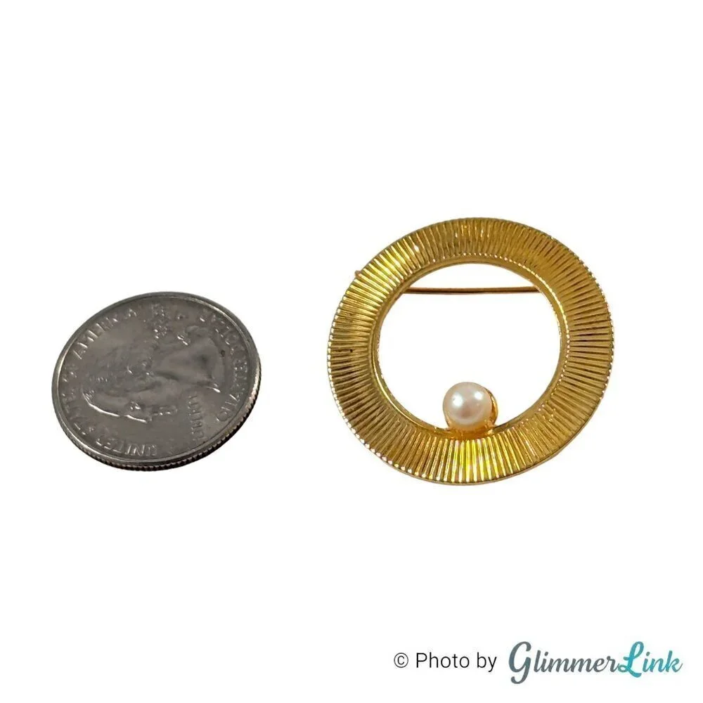 Vintage Openwork Ribbed Round Wreath Faux Pearl Gold Tone Brooch